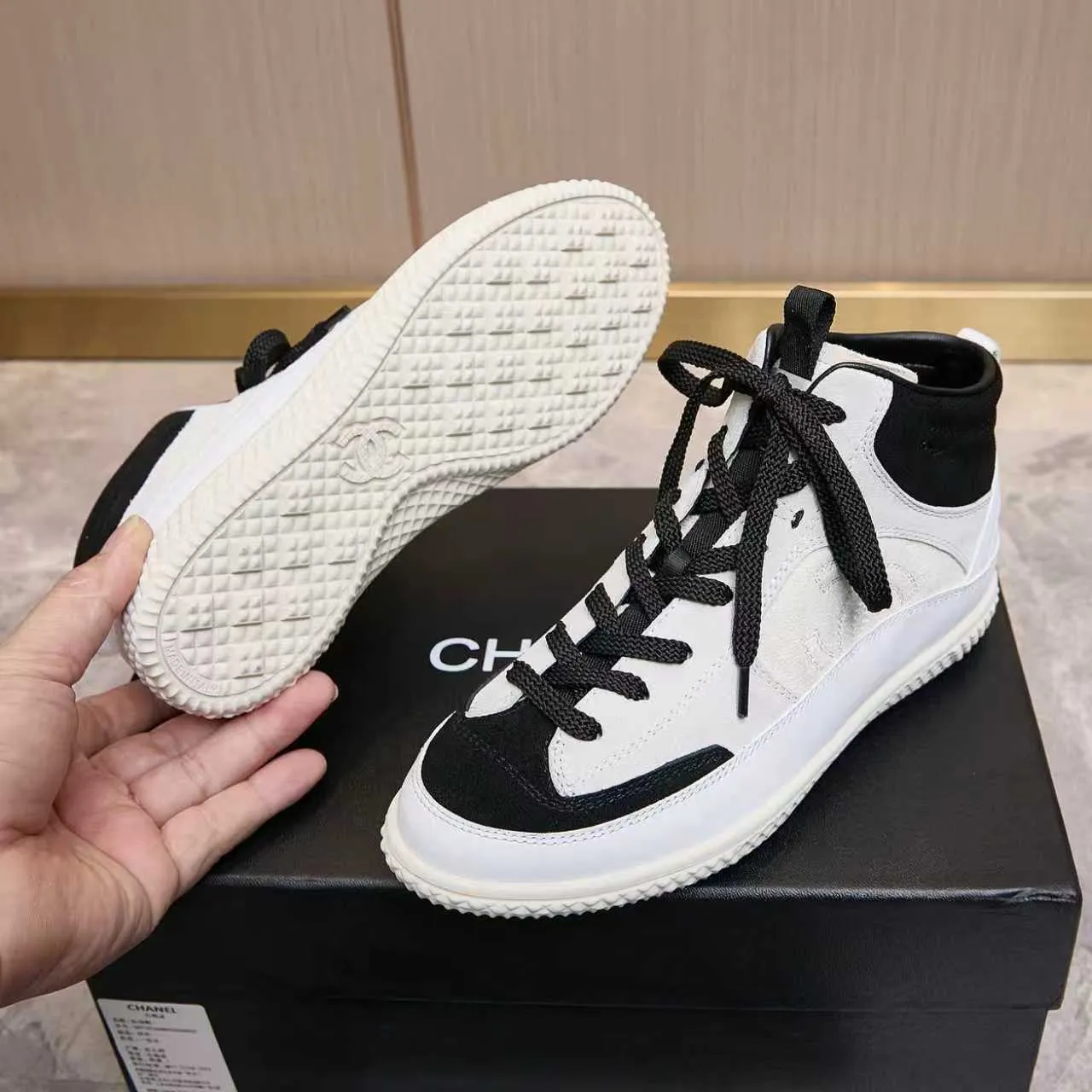 Men's men's shoes pP660! Chanel Chanel - 2025 counter top casual sneakers This classic design; the upper is electro-embroidered with a variety of techniques; the outsole is fashionable and sporty; the unusual inclusion of a variety of color matching elements... The diversified mix and match is very beautiful and versatile, casual, fashionable, sports and outdoor can be taken into account... ꫛꫀꪝ Go➫ Materials: ❶Upper is made of: original imported mercerized leather cow suede ❷Inner lining: original imported breathable sheepskin lining ❸Outsole is based on: original TPU combination outsole, full set of boutique packaging for women 35–41